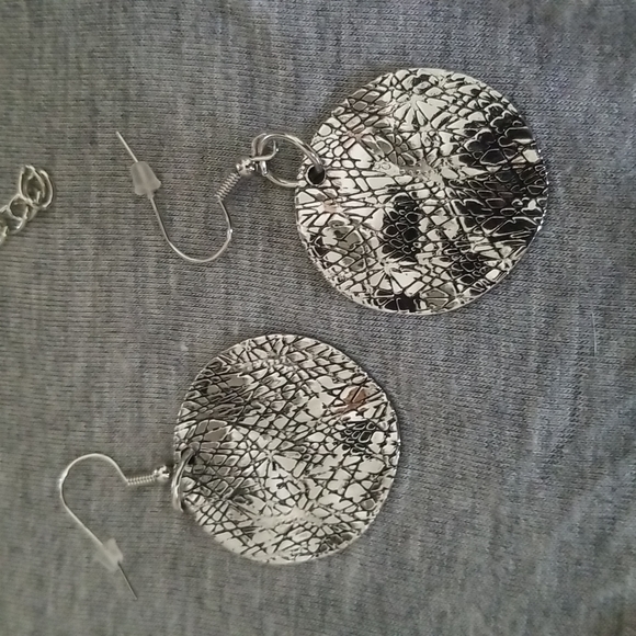 3 for 15.00 Silvertone statement necklace and matching earrings - Picture 4 of 4